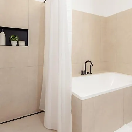 Blumental With Balcony ברטיסלאבה
